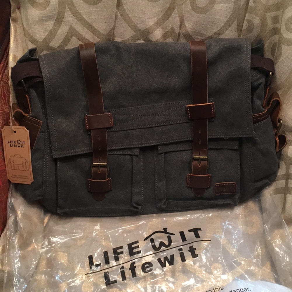 Life wit messenger bag